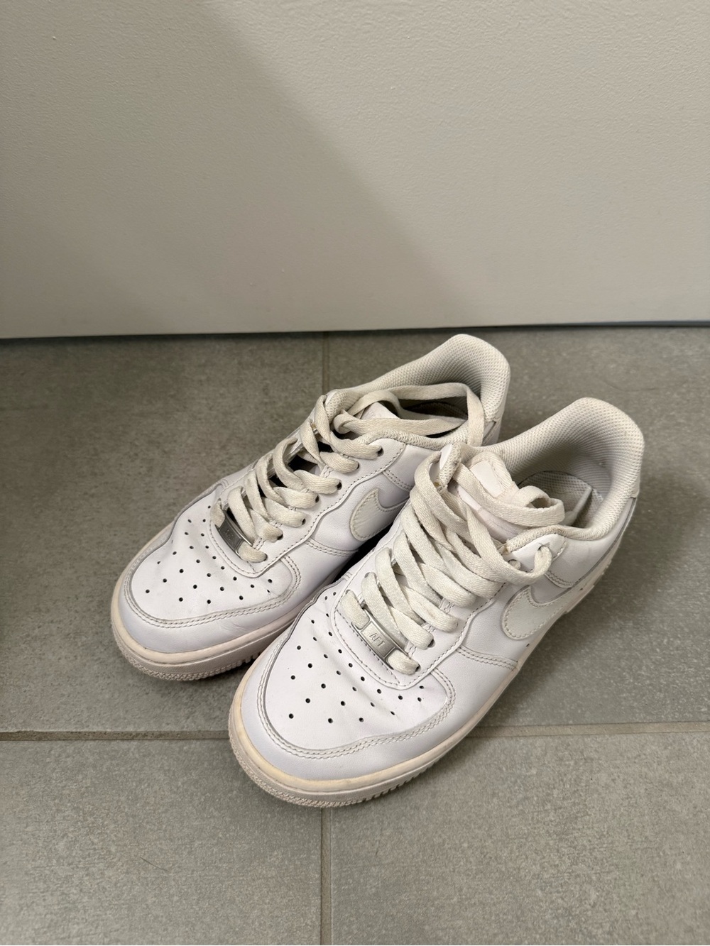Nike White Low-Top Leather Air Force 1 Sneakers size 6